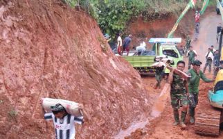 Warga Membantu Memikul Material ke Lokasi TMMD, TNI Merasa Sangat Terbantu  - JPNN.com