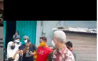 Dampingi Jokowi Blusukan di Cilacap, Ganjar Malah Diserbu Warga - JPNN.com