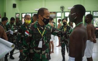 Detik-detik Pangdam Cenderawasih Mendatangi Ratusan Pemuda Bertelanjang Dada - JPNN.com