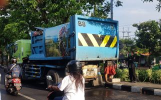Kecelakaan Truk Sampah Pemkot Surabaya dan Pengendara Motor, InI Kronologinya - JPNN.com