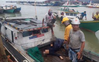 Ibu Haji Bikin Warga dan Pemotor Mendadak Berhenti di Jembatan Manggar, Astaga! - JPNN.com