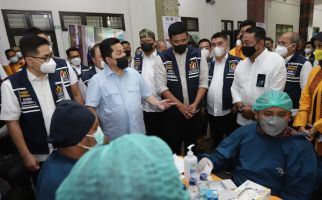 Menteri BUMN & Ketum Kadin Tinjau Vaksinasi di Kampus Unpab Medan - JPNN.com