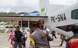 Jenazah Anggota Brimob Kelapa Dua yang Gugur saat Baku Tembak dengan KKB Dievakuasi ke Sentani - JPNN.com