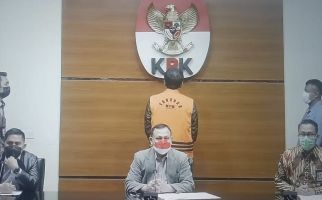 Pakai Rompi Tahanan KPK, Tangan Diborgol, Azis Syamsuddin Dijebloskan ke Sel - JPNN.com