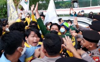 Mahasiswa Saling Dorong dengan Polisi, Paksa Masuk Gedung KPK - JPNN.com