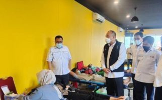 Ribuan Warga Vaksinasi di Kantor DPD Golkar Jakarta, Sinovac & AstraZeneca - JPNN.com