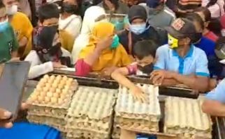 Viral Aksi Bagi-bagi Telur di Blitar Dibubarkan, Ini Penjelasan Polisi - JPNN.com