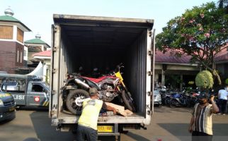Viral, Ada Puluhan Motor Curian di Rumah Kontrakan Ini, Kombes Aloysius: Kelompok Lampung - JPNN.com