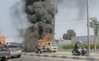 Truk Bermuatan Styrofoam Terbakar di Sidoarjo, Arus Lalu Lintas Macet Sampai 2 KM - JPNN.com