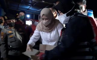 Sambangi Lokasi Banjir Gorontalo, Mensos Risma Salurkan Bantuan - JPNN.com