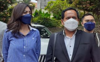 Sedih Menghadapi Sidang Cerai, Dhena Devanka Ajak Ibunda ke Pengadilan Agama - JPNN.com