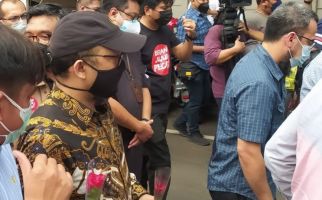 Novel Baswedan Melambaikan Tangan ke Arah Gedung KPK, Ada Air Mata Perpisahan - JPNN.com