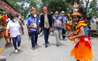 Ganjar Pranowo Mengudara di Radio Lokal Papua, Ternyata Banyak Penggemar yang Menunggunya - JPNN.com