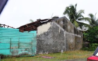 Badai Terjang Meulaboh, Sejumlah Rumah dan Sekolah Porak-poranda - JPNN.com