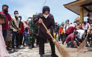 Kunker ke Padang Pariaman, Mensos Risma Ziarah dan Bersihkan Makam Syekh Burhanuddin - JPNN.com