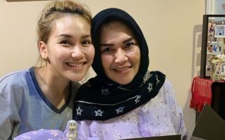 Umi Kalsum Ulang Tahun, Ayu Ting Ting Ungkap Doa Spesial - JPNN.com