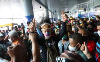 Bandara Mimika Papua Dipenuhi Warga, Ternyata Ini Orang Ditunggu Kedatangannya - JPNN.com