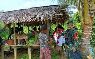 TNI Bagikan Kaus Merah Putih kepada Warga Perbatasan RI-Papua Nugini - JPNN.com