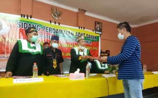 Di Depan Para Kepala Adat Dayak, Bos Miras Menangis Kemudian Meminta Maaf - JPNN.com