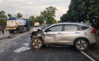 Hantam Pantat Truk BBM, Honda CR-V Langsung Jadi Begini - JPNN.com