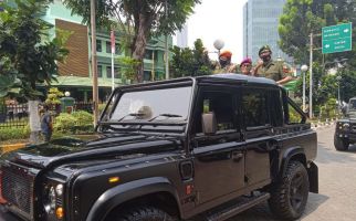 Tessy dan Tarzan Naik Jeep Meramaikan HUT TNI di Kodim 0501/JP BS - JPNN.com