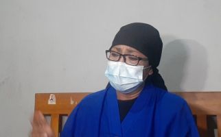 Dorce Gamalama Dilarikan Ke Rumah Sakit, Kerabatnya Tak Kuasa Menahan Tangis - JPNN.com