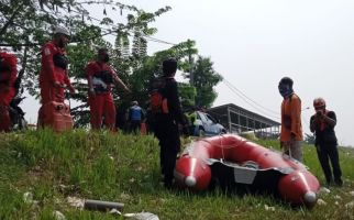 Remaja Berpakaian Hitam Hanyut di Aliran Irigasi Kampung Cariu - JPNN.com