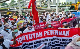 Puluhan Massa Gabungan Peternak dan Mahasiswa Tagih Janji Presiden Jokowi - JPNN.com