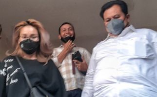 Senyum Ayah Ayu Ting Ting Setelah Diperiksa Polisi - JPNN.com