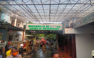 Kebakaran Musala di Duren Sawit, Terdengar Suara Keras, Ada Ledakan? - JPNN.com