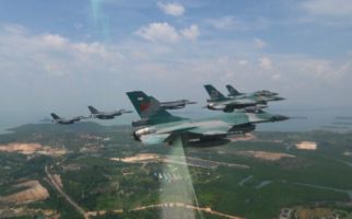 Pesawat Tempur TNI Terbang Rendah di Istana, Meriahkan HUT Kemerdekaan RI - JPNN.com