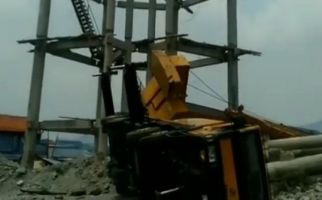 Viral Video Crane Jatuh di Depok, Rumah Warga Porak-poranda, Lihat - JPNN.com
