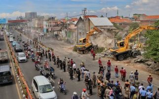 Ratusan Polisi Kawal Pembongkaran Belasan Bangunan di Pinggir Jalan Wonokromo - JPNN.com