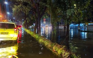 Musibah di Kawasan Gandaria City, Sejumlah Kendaraan Mogok - JPNN.com