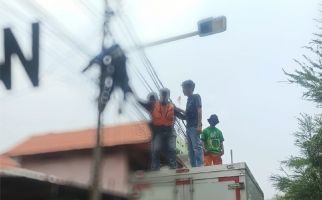 Seorang Pria Tewas Tergantung di Kabel PJU Tanjung Priok - JPNN.com