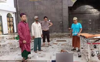Jamsi Terjatuh Saat Perbaiki Atap Masjid, Brak, Innalillahi - JPNN.com
