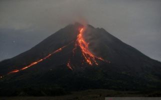 Guguran Lava Pijar Gunung Merapi Meluncur Sejauh 1.800 Meter, Begini Penampakannya - JPNN.com