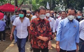 Menteri Trenggono Tebar 100 Ribu Benih Ikan di Desa Wisata Parung - JPNN.com