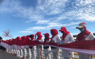 Bendera Merah Putih 100 Meter Dibentangkan di Water Front Sungai Kapuas - JPNN.com