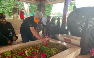 Ganjar Berkunjung ke Makam Bung Karno, Kaget Ada Bu Risma di Tengah Keramaian - JPNN.com