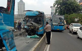 Detik-detik 2 Bus TransJakarta Bertabrakan, Korban Merasa Ada yang Janggal - JPNN.com