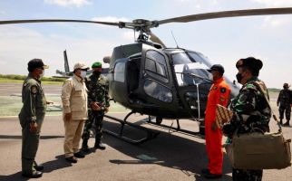 Lihat, Gaya Prabowo Saat Saksikan Penyerahan Helikopter di Skadron-11/Serbu - JPNN.com
