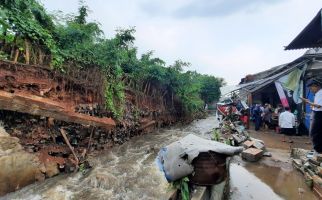 Warga Tapos Depok Kaget Mendengar Suara Keras Sebelum Hujan Deras - JPNN.com