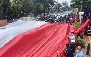 Merdeka! Bendera Merah Putih Raksasa Terbentang di Jakarta Pusat - JPNN.com