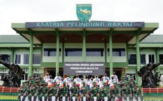 Mayjen TNI Ignatius Beri Penghargaan Atlet Berprestasi dari Keluarga Besar Kodam XVII/Cenderawasih - JPNN.com
