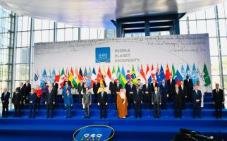 Berfoto dengan Pemimpin Negara Anggota G20, Jokowi Diapit Mario dan Sultan - JPNN.com