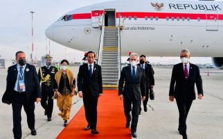 Esti Andayani Naik, Mempersilakan Presiden Jokowi Turun dari Pesawat - JPNN.com