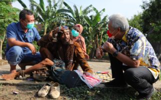 Ganjar Pranowo Terharu Melihat Mas Adi Sinahu Hurip Memandikan dan Memeluk ODGJ - JPNN.com