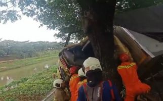 Mobil Boks Ringsek Menabrak Pohon, Penyebabnya Jangan Ditiru - JPNN.com