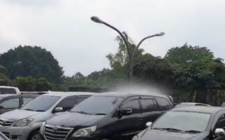 Heboh Video Hujan Hanya Guyur 1 Mobil, Mbah Mijan Sebut Itu Pertanda - JPNN.com
